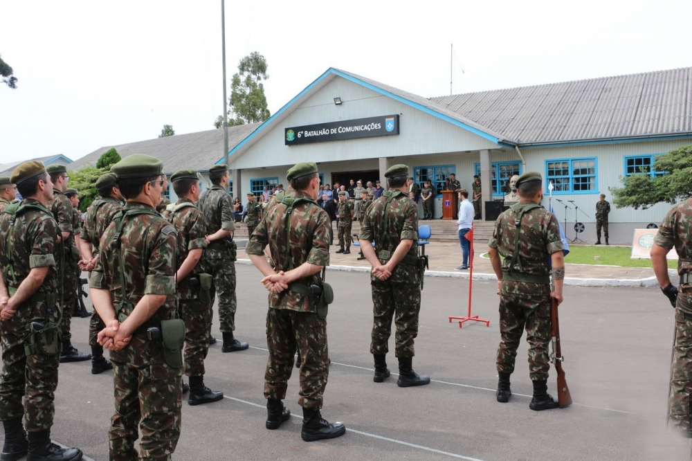 Formatura comemora os 43 anos do 6º Batalhão do Exército em Bento Gonçalves