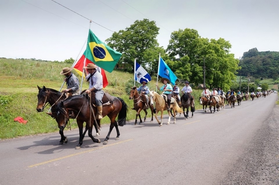 Domingo de Cavalgada em Carlos Barbosa e Garibaldi