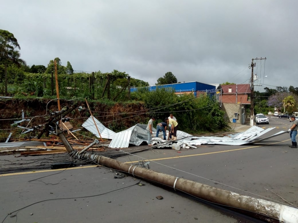 Forte temporal provoca estragos e deixa parte de Garibaldi sem energia