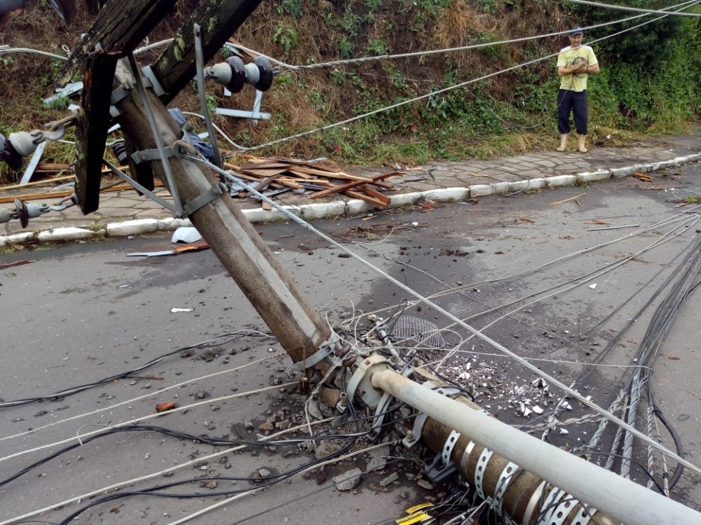 Forte temporal provoca estragos e deixa parte de Garibaldi sem energia