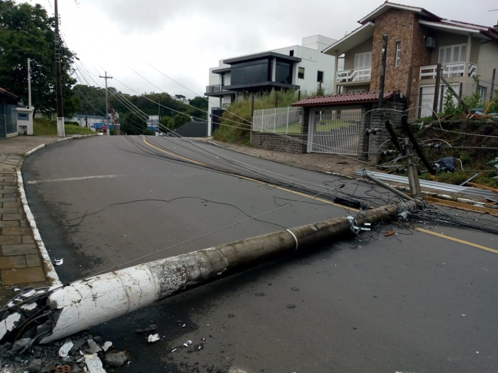 Forte temporal provoca estragos e deixa parte de Garibaldi sem energia