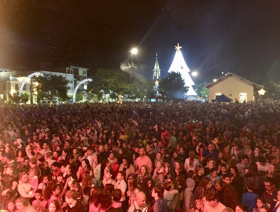 Milhares de pessoas participam da abertura do natal em Carlos Barbosa
