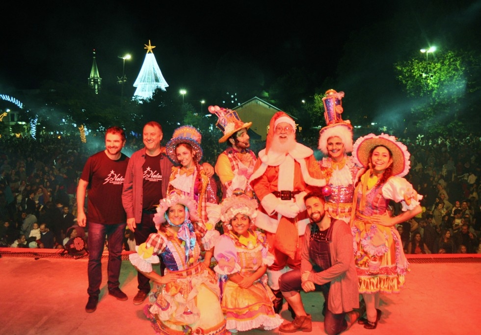 Milhares de pessoas participam da abertura do natal em Carlos Barbosa