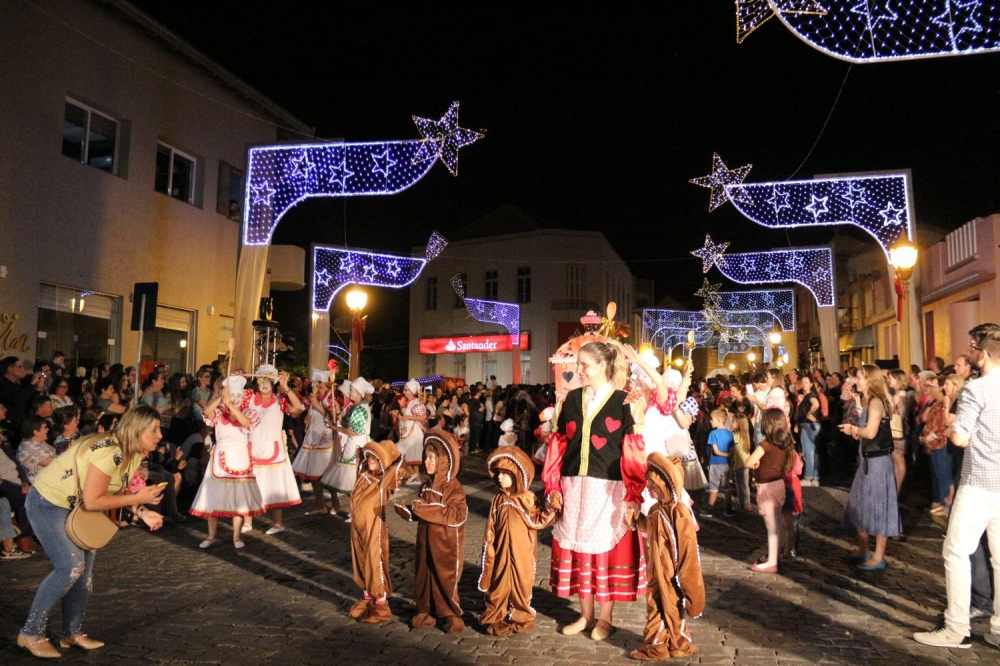 Acendimento das luzes e desfile da APAE levou milhares de pessoas às ruas de Garibaldi