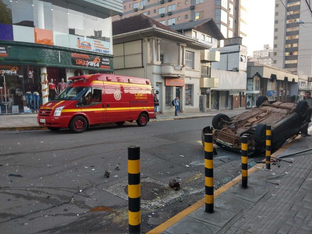 Acidente no Centro de Bento Gonçalves deixa três pessoas feridas