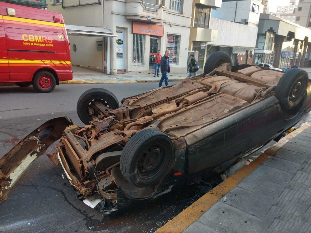 Acidente no Centro de Bento Gonçalves deixa três pessoas feridas