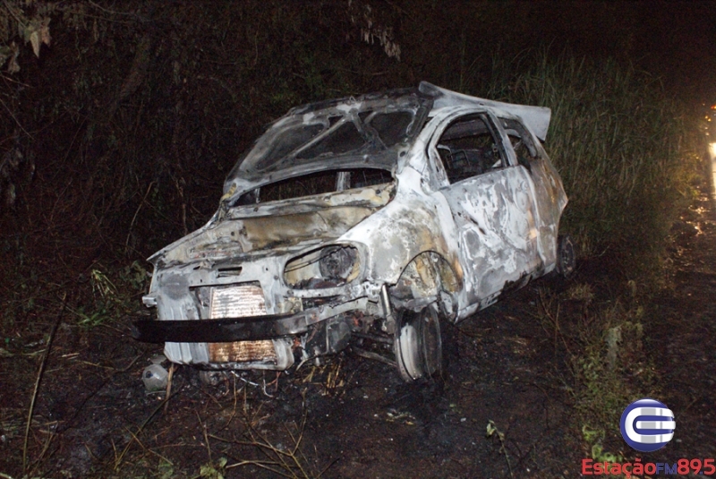 Veículo é incendiado em Carlos Barbosa na ERS 446