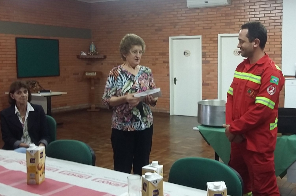 Grupo de idosas faz doação aos Bombeiros Voluntários