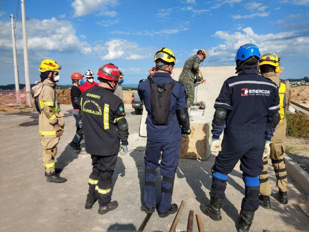 Bombeiros Civis e Voluntários participam de treinamento com instrutores Americanos