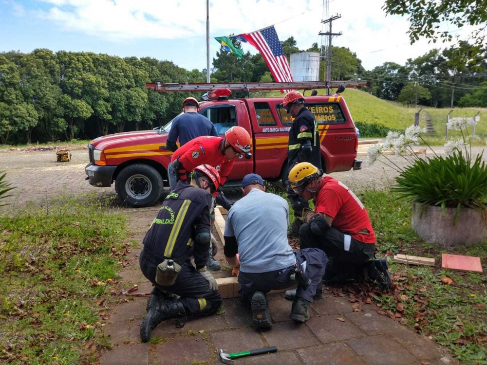 Bombeiros Civis e Voluntários participam de treinamento com instrutores Americanos