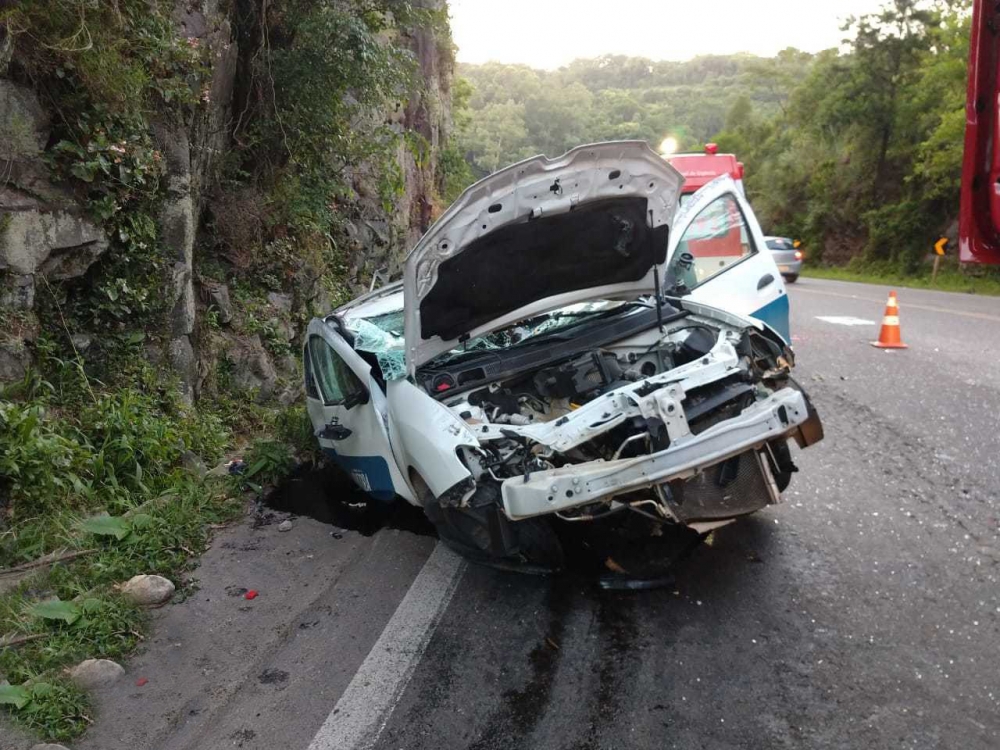 Acidente "nas curvas de Bento" deixa dois feridos e causa grande congestionamento