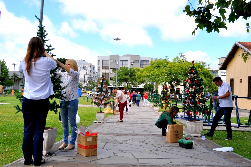  Empresários enfeitam Pinheirinhos de Natal em Carlos Barbosa