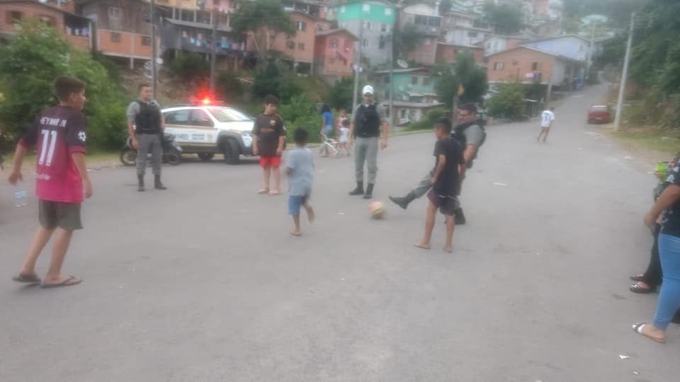 Crianças convidam PMs para jogar futebol em bairro de Bento Gonçalves