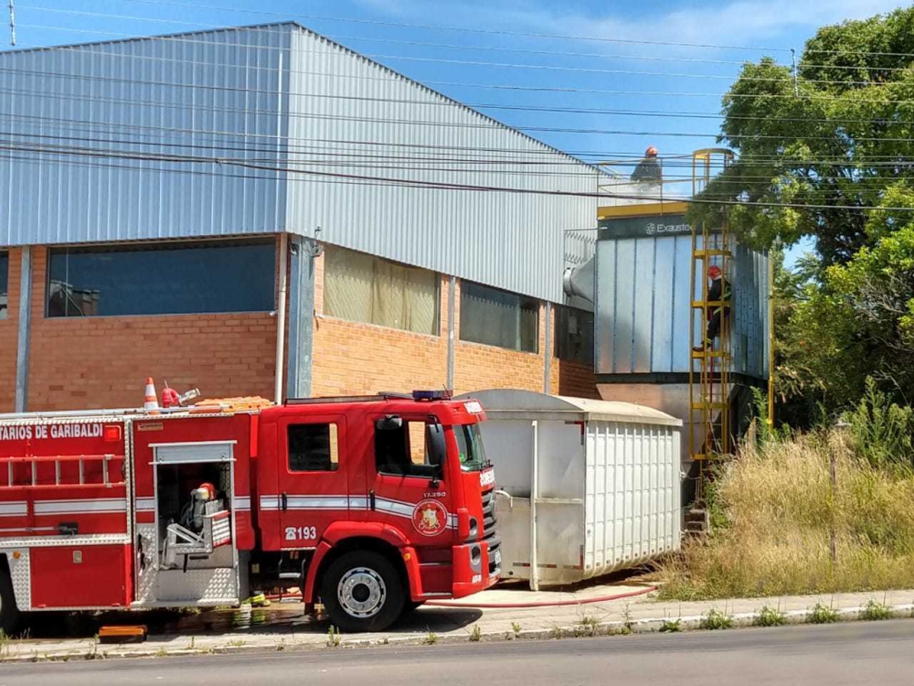 Incêndio atinge fábrica de móveis no Distrito Industrial de Tamandaré