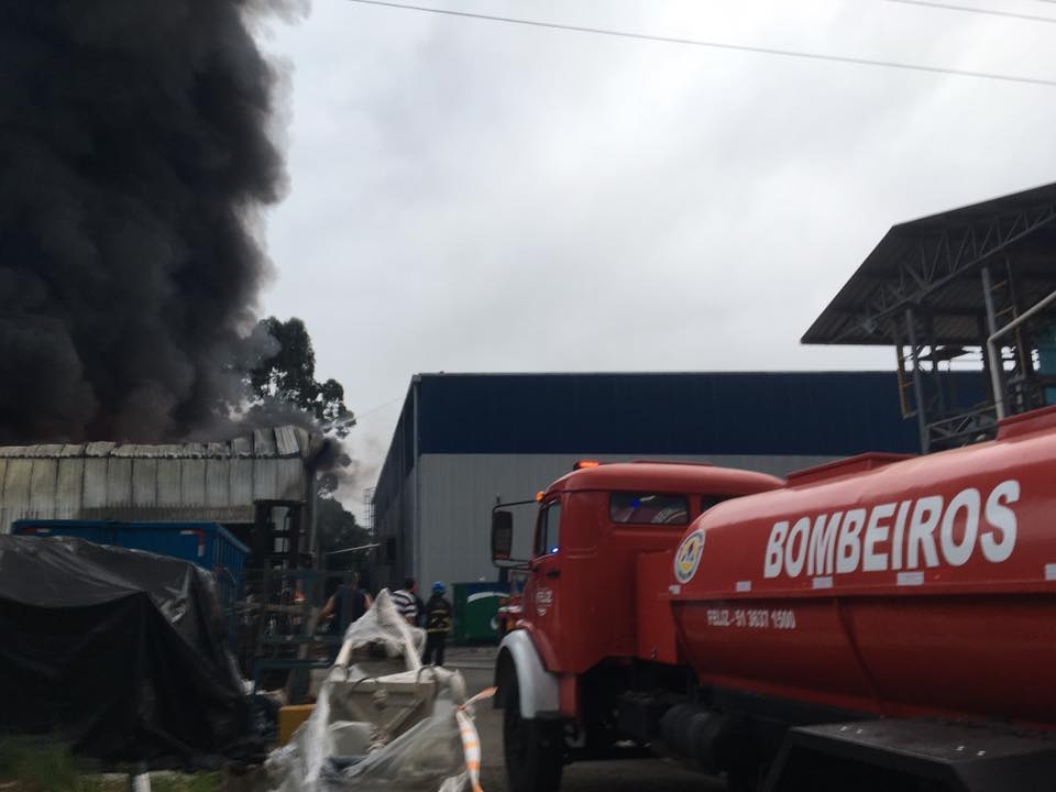 Bombeiros de Garibaldi e Bento auxiliam em combate a incêndio em fábrica de Feliz