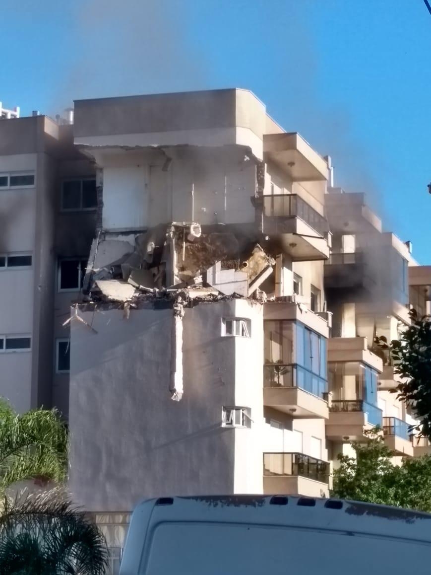Possível vazamento de gás causa grave explosão e incêndio em prédio de Farroupilha