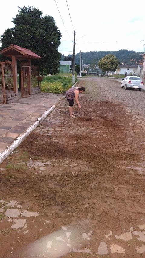 Moradores da rua André Locatelli reclamam do barro causado por obras