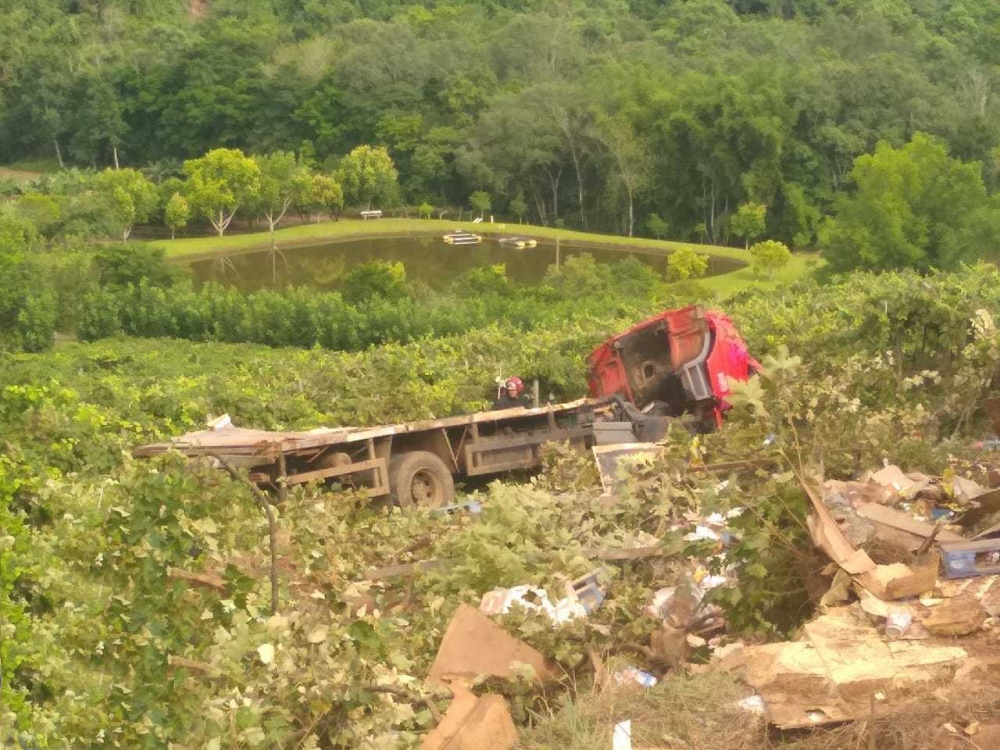 Caminhoneiro morre e passageiro fica gravemente ferido na ERS - 431