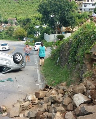 Motorista perde controle e capota veículo na ERS-431 em Bento Gonçalves