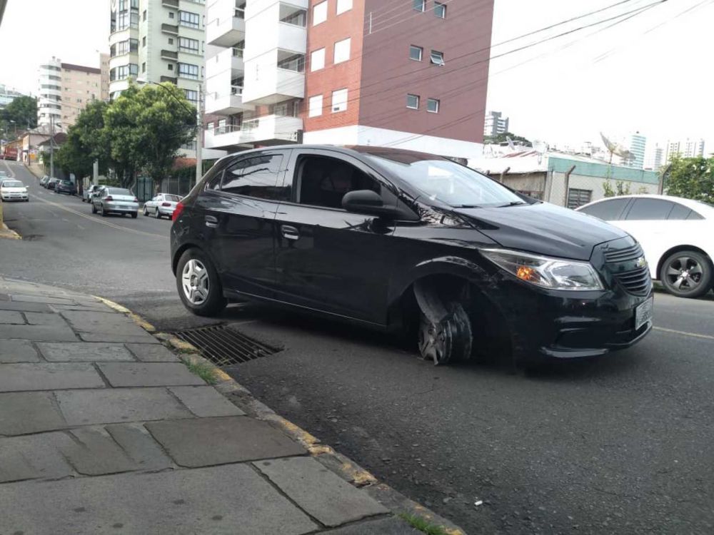 Motorista é detida após bater em carros estacionados e tentar fugir 