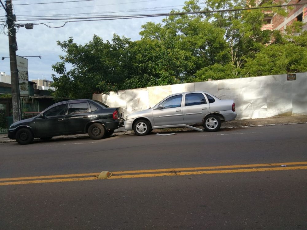 Motorista é detida após bater em carros estacionados e tentar fugir 