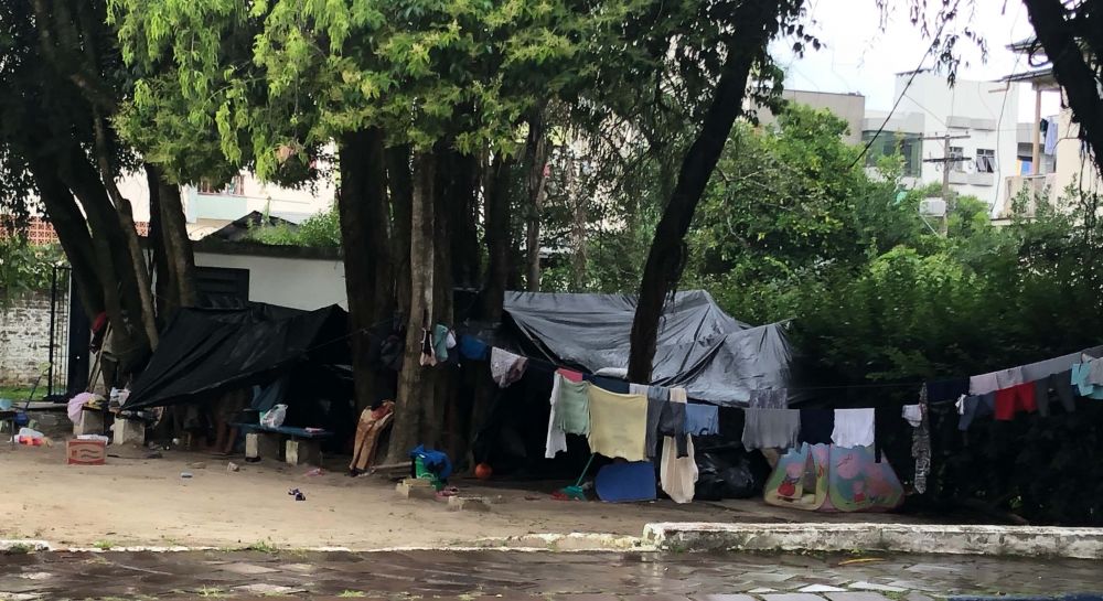 Índios se apropriam de praça no centro de Garibaldi