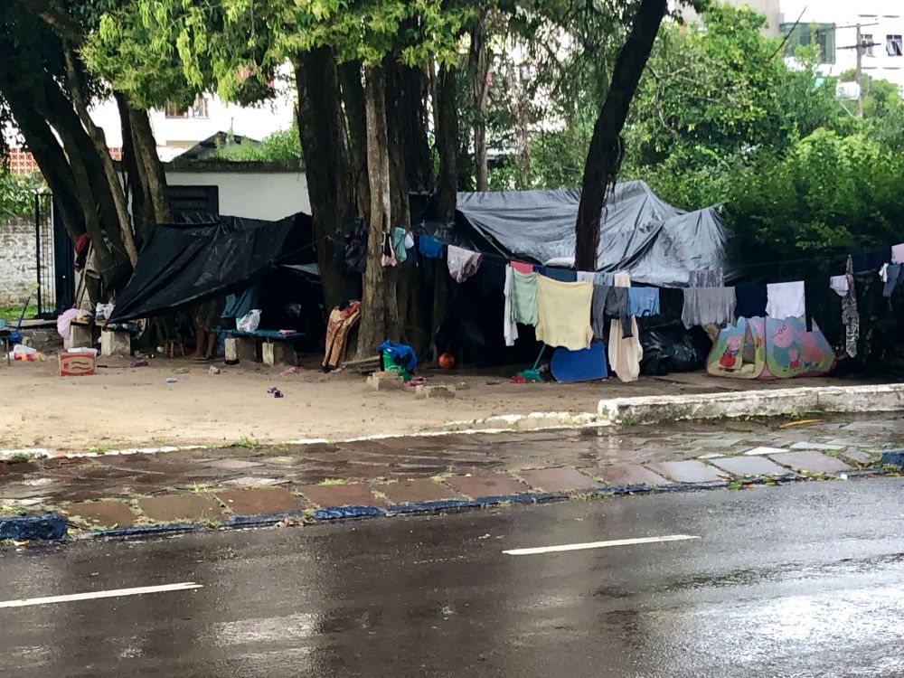 Índios se apropriam de praça no centro de Garibaldi