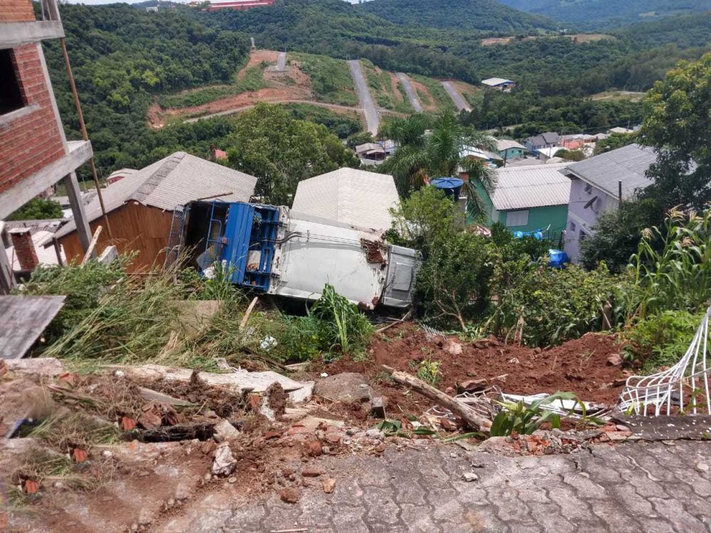 Susto: Caminhão de coleta de lixo tomba no bairro Santa Helena em Bento