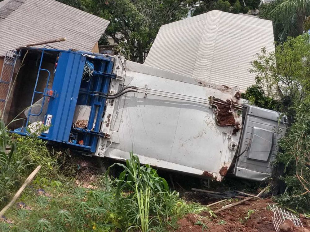 Susto: Caminhão de coleta de lixo tomba no bairro Santa Helena em Bento