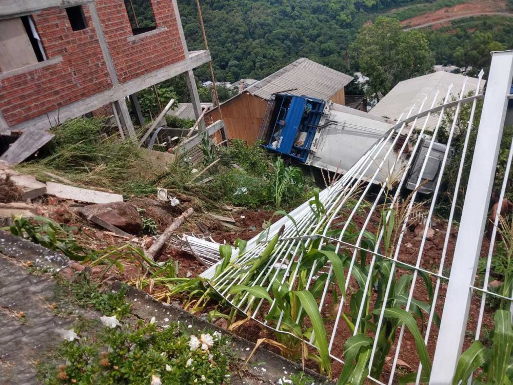 Susto: Caminhão de coleta de lixo tomba no bairro Santa Helena em Bento