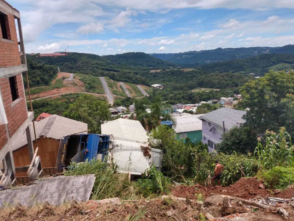 Susto: Caminhão de coleta de lixo tomba no bairro Santa Helena em Bento