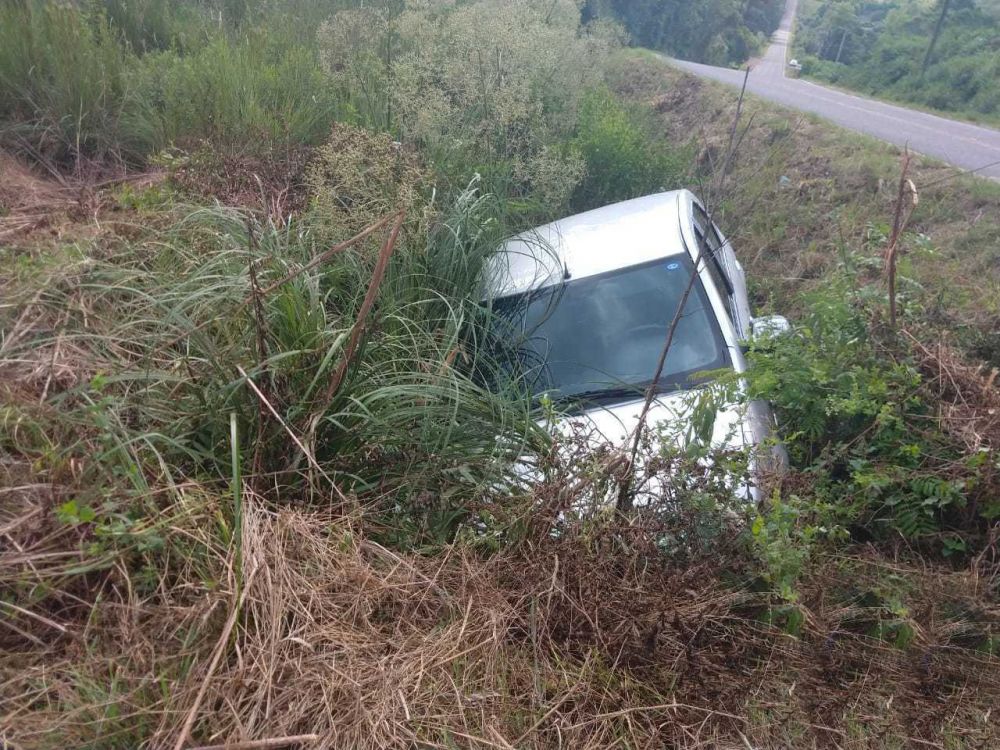 Motorista perde controle e sai da pista na rodovia que leva ao Vale dos Vinhedos