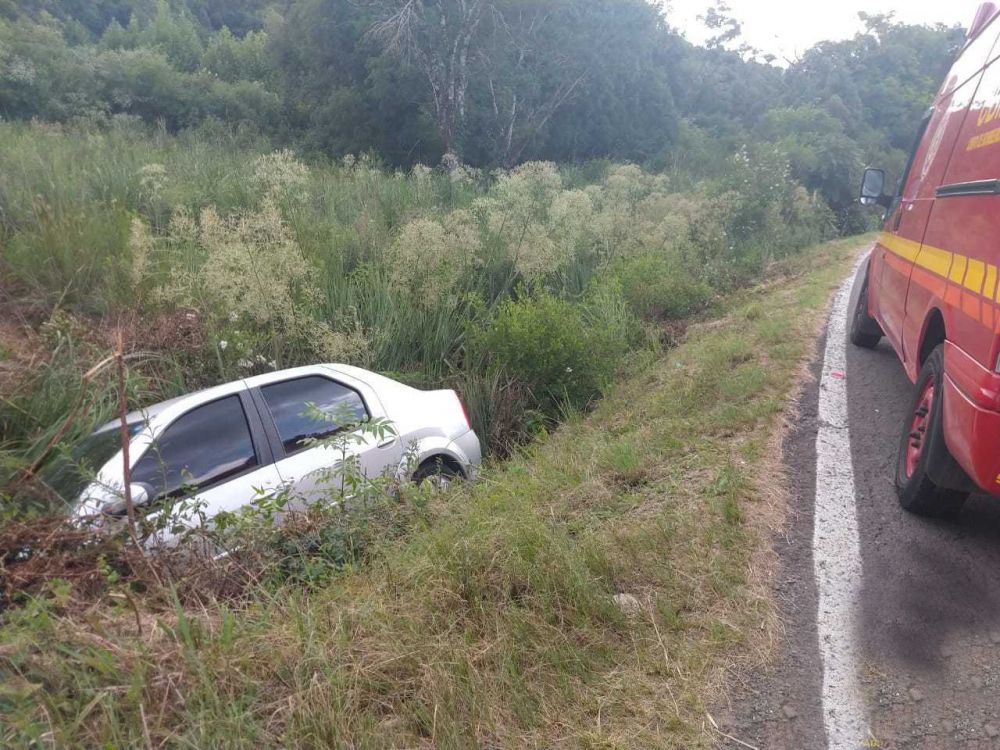 Motorista perde controle e sai da pista na rodovia que leva ao Vale dos Vinhedos