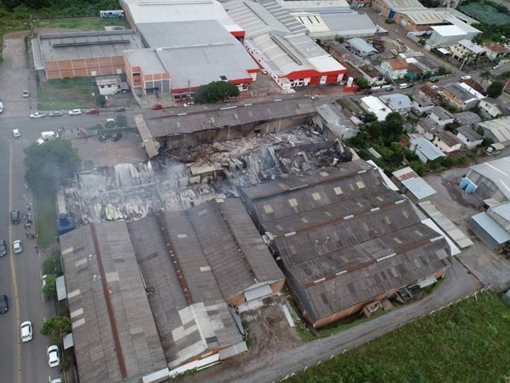 Incêndio de grandes proporções atinge cinco pavilhões em Bento Gonçalves