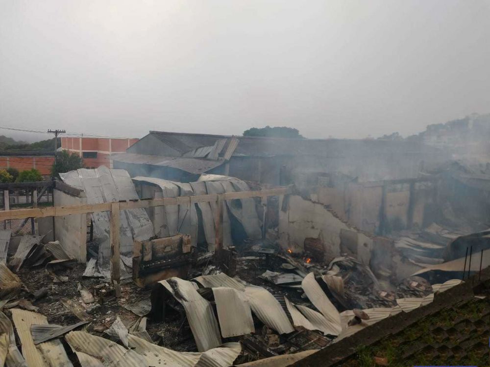 Incêndio de grandes proporções atinge cinco pavilhões em Bento Gonçalves