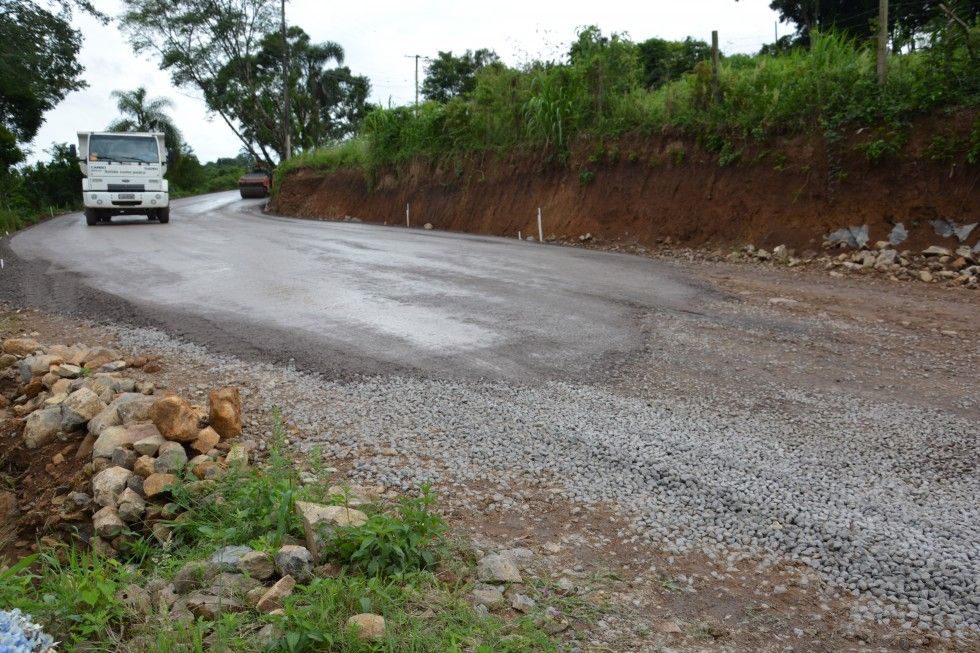 Estrada da Linha Vitória recebe pavimentação asfáltica