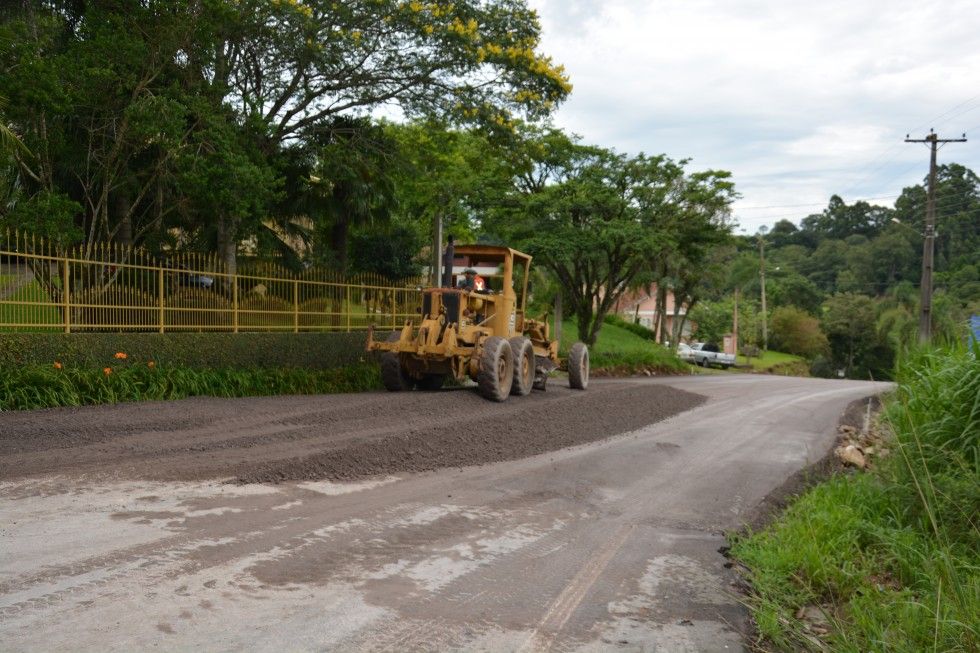 Estrada da Linha Vitória recebe pavimentação asfáltica