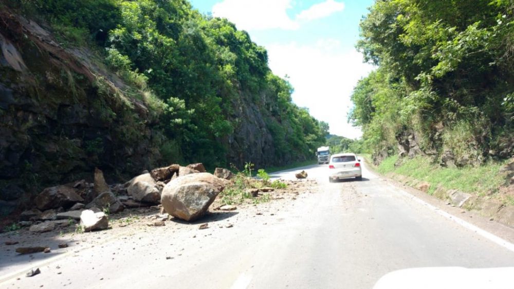 Desmoronamento de pedras interdita parcialmente trecho da Rota do Sol