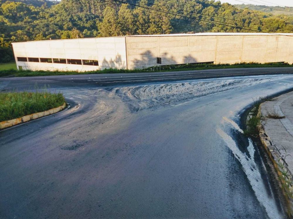 Motoristas devem ficar atentos com mosto de uva espalhado em vias