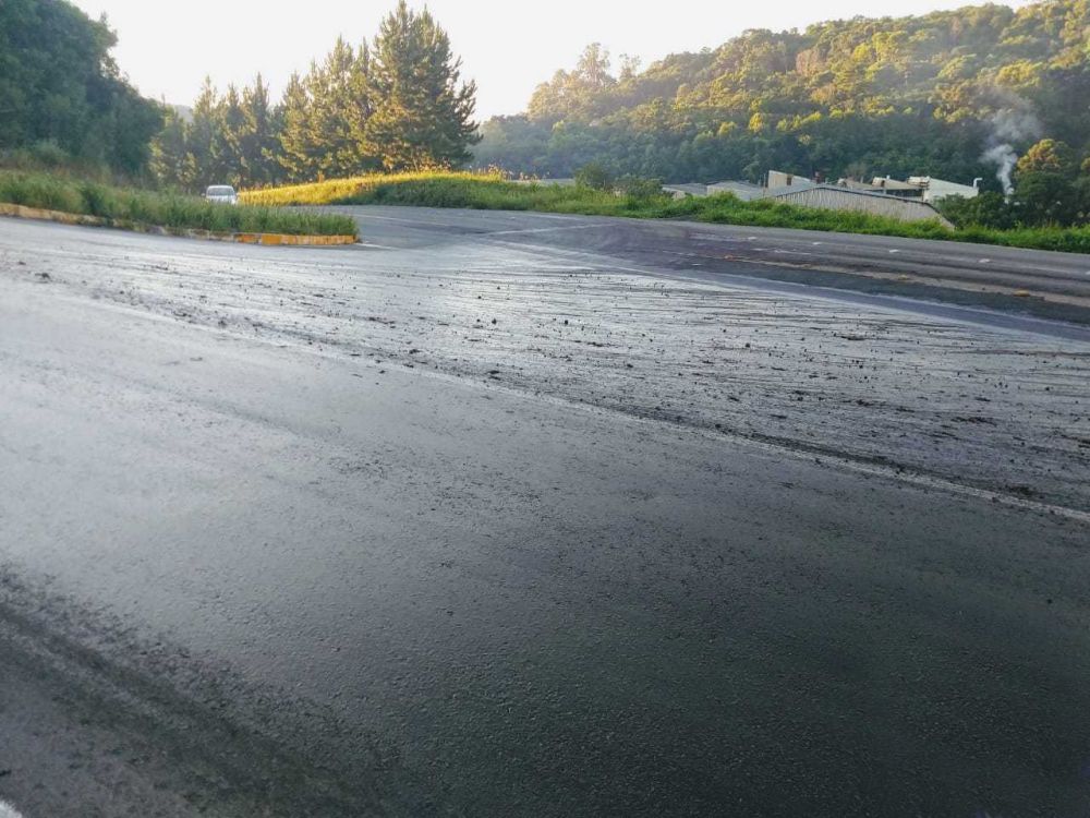 Motoristas devem ficar atentos com mosto de uva espalhado em vias