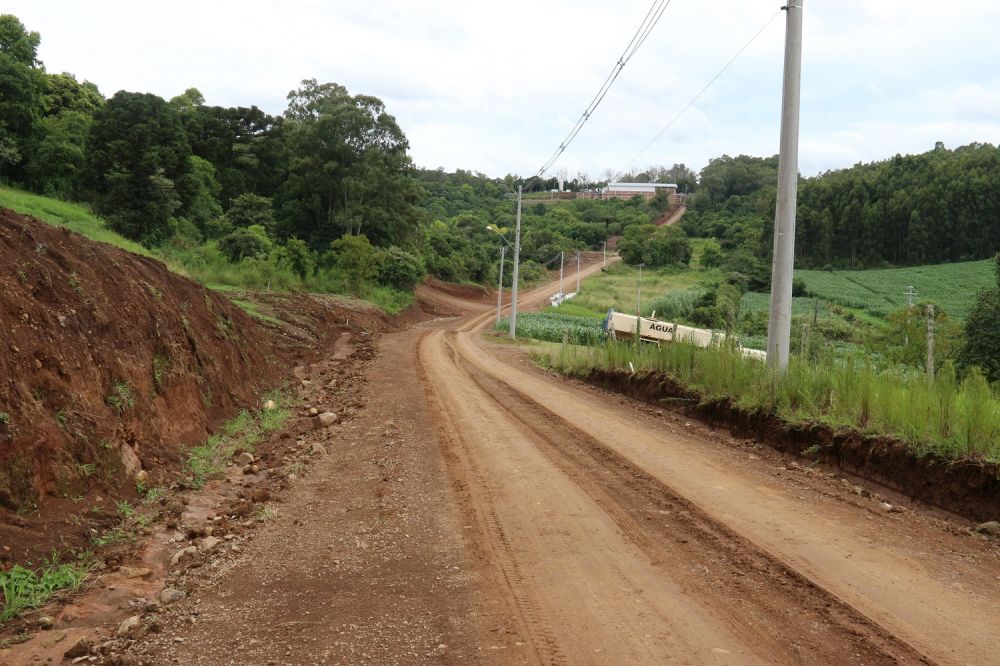 Seguem os trabalhos de abertura da Perimetral Oeste em Garibaldi