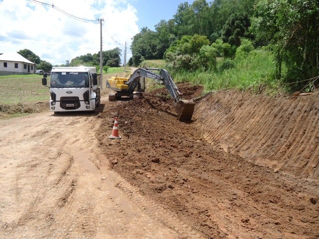 Seguem os trabalhos de abertura da Perimetral Oeste em Garibaldi