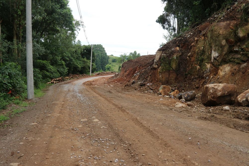 Seguem os trabalhos de abertura da Perimetral Oeste em Garibaldi