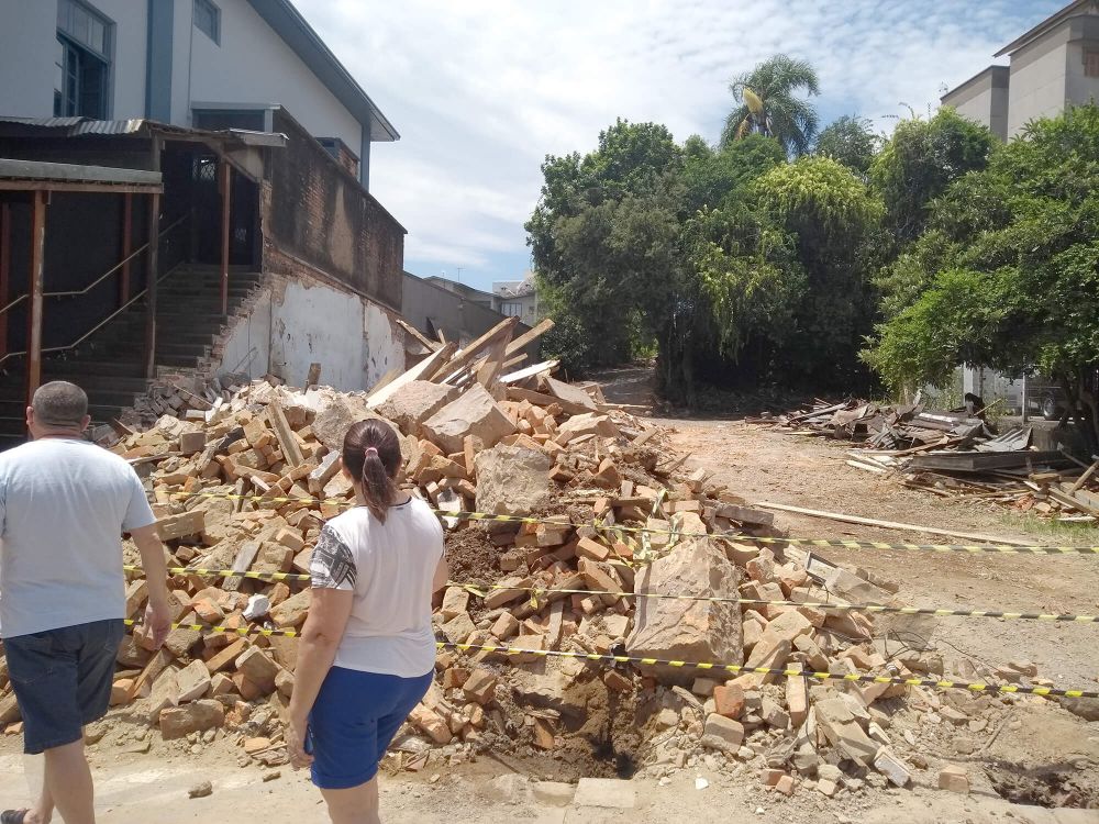 Demolido local onde funcionava a Eletrônica Polita na Buarque de Macedo