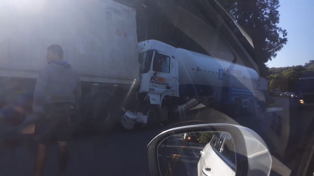 Acidente entre caminhões deixa dois feridos na BR 470