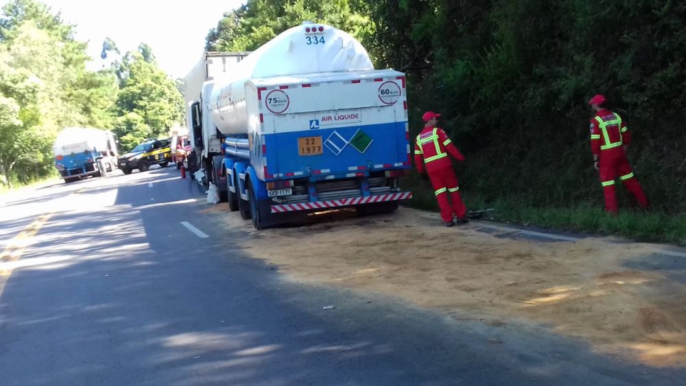 Acidente entre caminhões deixa dois feridos na BR 470