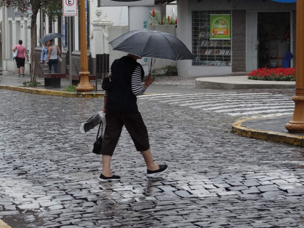 Temperaturas caem e chuva chega em toda a região