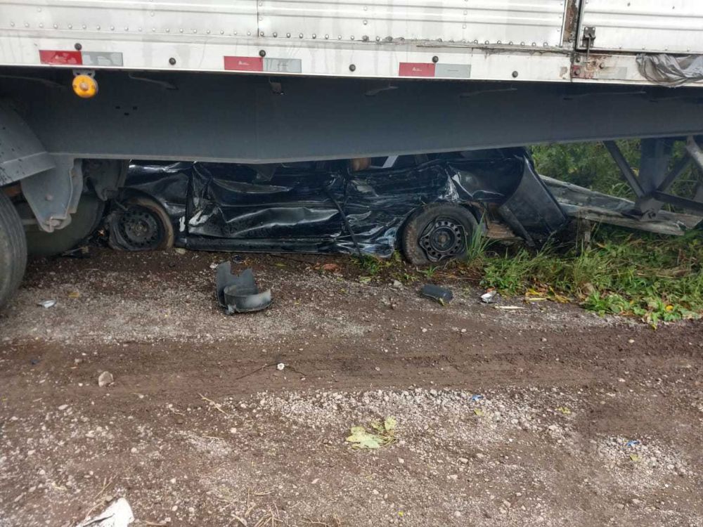 Carreta passa por cima de carro e outros dois  veículos são atingidos