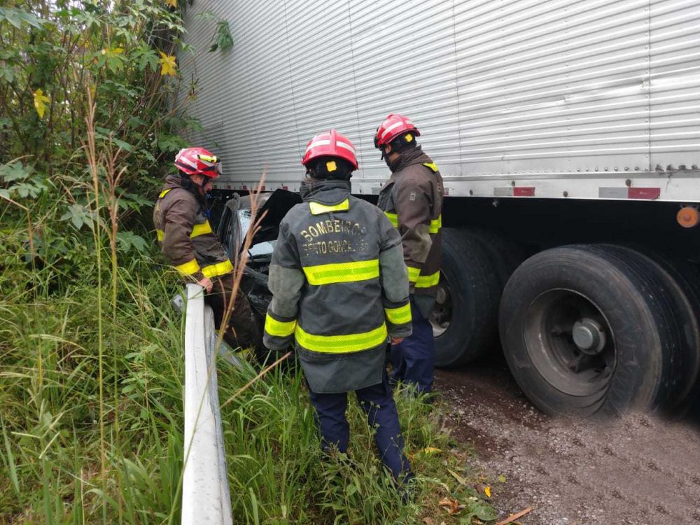 Carreta passa por cima de carro e outros dois  veículos são atingidos