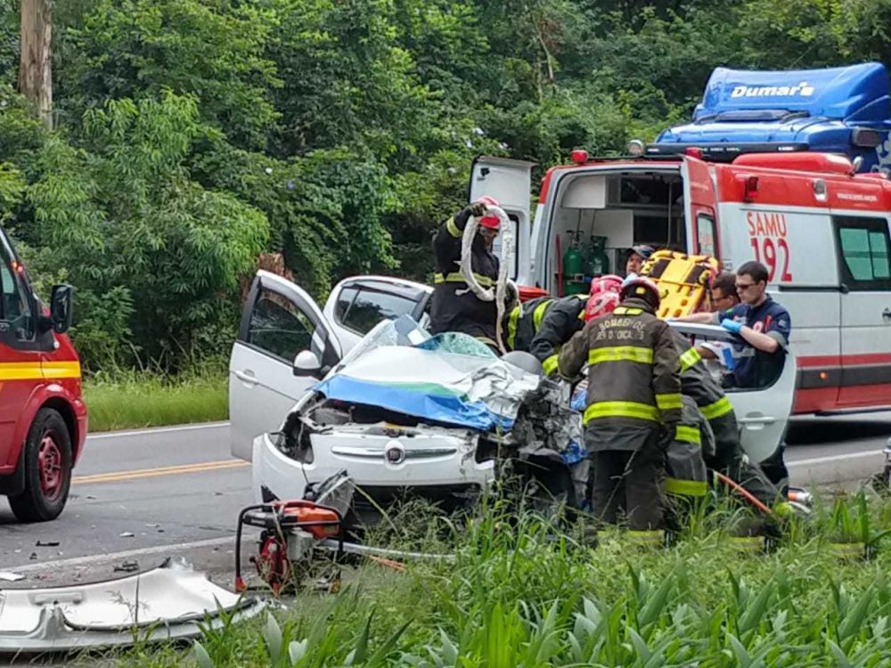 Carreta passa por cima de carro e outros dois  veículos são atingidos